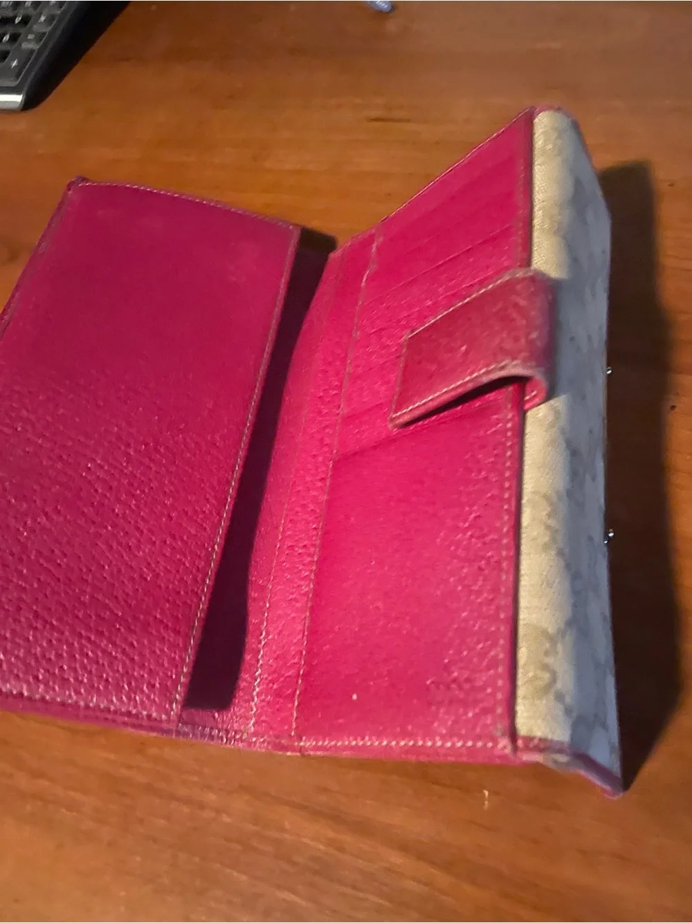 Gucci Beige GG Canvas Wallet with Pink Trim and Metal Plaque - Picture 4 of 4